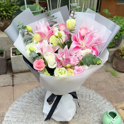 拉萨9朵玫瑰混搭百合，爱恋纯真无邪
