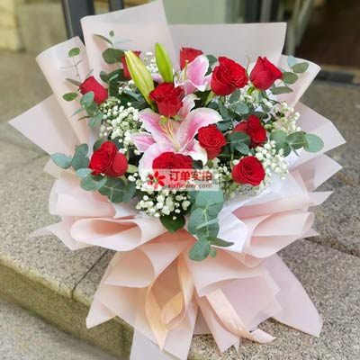 拉萨11朵红玫瑰百合，全世界里只有一个你