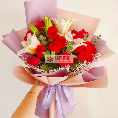 拉萨18朵红玫瑰百合，真情相守一生